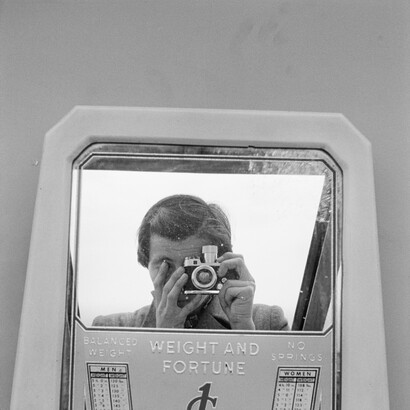 n.d., Image size: 12x12 inch (30,48 x 30,48 cm) Paper size: 20x16 inch (50,8 x 40,64 cm)
© Estate of Vivian Maier, Courtesy of Maloof Collection and Howard Greenberg Gallery, NY
