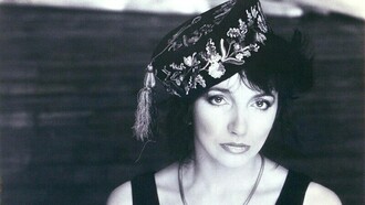 Kate Bush en una foto publicitaria para su álbum "Hounds of Love" (1985)