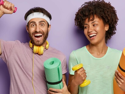 Casal com equipamentos de ginástica. O desportista deparou-se com o primeiro obstáculo: não saber usar as máquinas, nem sequer ligá-las, mas não podia ficar à porta do ginásio, imóvel, arriscando-se a ser confundido com um maluquinho. Tinha que vencer a timidez e interagir com os funcionários