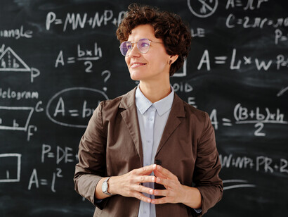 En la búsqueda de la solución al problema mundial, ya hemos descubierto la esencia universal, el principio y el fin de la nueva educación