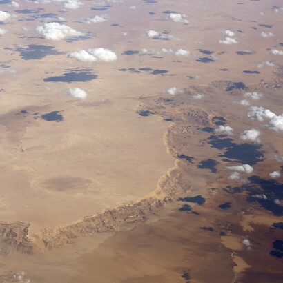Durante il Miocene inferiore, l’area di Wadi Moghra era caratterizzata da ambienti boschivi e corsi d’acqua che favorivano la presenza di numerose specie di primati e altri mammiferi. Qattara Depression, Egitto