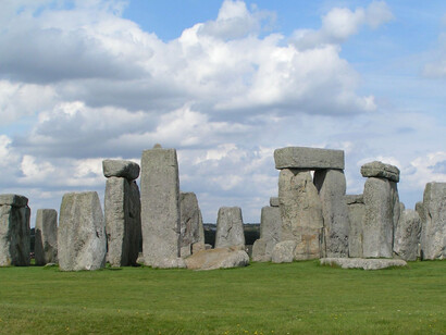 Construcción de Stonehenge: la zanja y el banco en sí habrían sido cavados con picos de asta de aproximadamente 183 cm. de profundidad y apilados para formar un banco de aproximadamente 183 cm. de altura. En el momento de la creación, la tiza fresca, blanca y brillante, habría contrastado vívidamente con la pradera circundante. cerca de Amesbury, Condado de Wiltshire, a 13 kilómetros al norte de Salisbury, Inglaterra