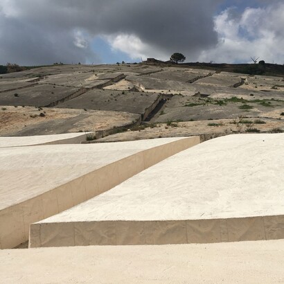 Alberto Burri, il "Grande Cretto", Gibellina, Sicilia, Italia. L’opera è costituita da enormi blocchi di cemento bianco, che riprendono la mappa delle strade del vecchio centro urbano, trasformando le rovine in un monumento di memoria collettiva