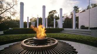 A chama olímpica arde nos jardins do museu