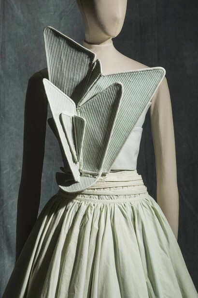 Hussein Chalayan, dress, spring-summer 2000 Silk faille, cotton linen and synthetic tulle. Collection Mode et Textile © Les Arts Décoratifs,