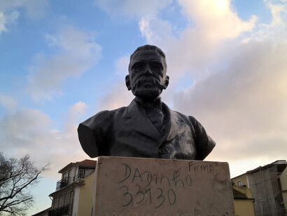     Refletir sobre as lições de "Memórias Póstumas de Brás Cubas" nos lembra da importância da crítica social e do humor na literatura, ressoando com leitores de todas as idades.  Busto a Machado de Assis - Exterior da Igreja de Nossa Senhora das Mercês (Lisboa, Portugal)