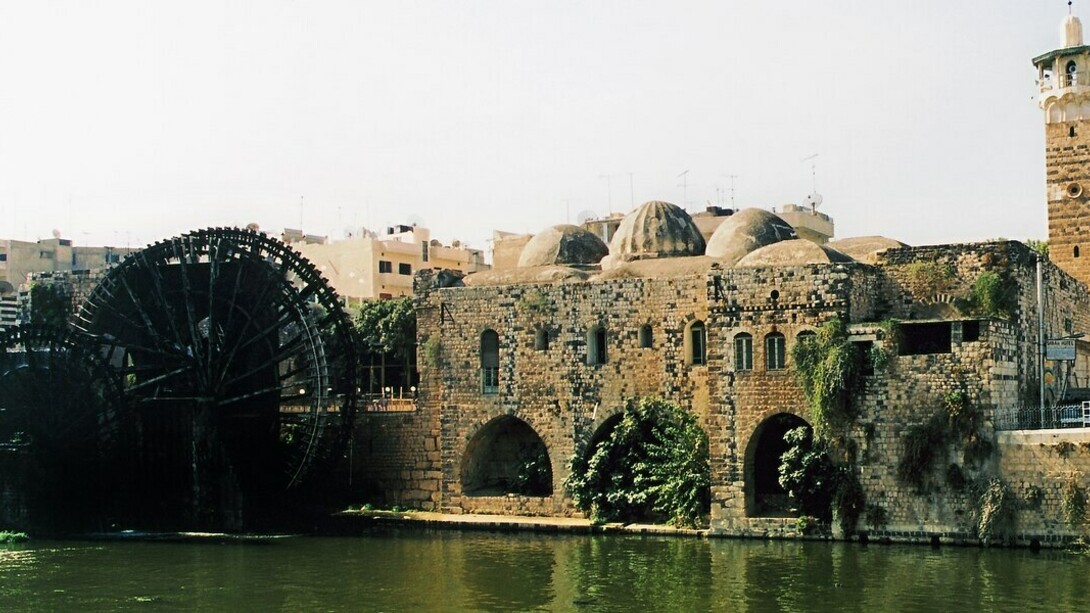 Hama es famosa por sus diecisiete norias, utilizadas para regar los jardines, cuya datación se remonta al año 1100 a. C. Aunque históricamente se usaban para riego, hoy en día son puramente ornamentales para la población local, Siria