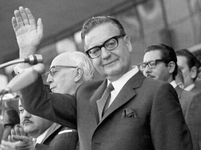 Salvador Allende, der 1970 zum Präsidenten gewählt wurde, propagierte den „chilenischen Weg zum Sozialismus“, doch seine Regierung wurde 1973 durch einen Putsch gestürzt