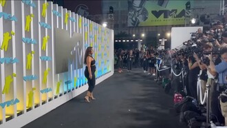 Modelos como Ashley Graham, una de las figuras más prominentes en la categoría de "tallas grandes", han sido fundamentales para desafiar los rígidos estándares de belleza. Ashley Graham en la alfombra roja de los premios MTV Videos Musicales 2022, Prudential Center en Newark, Nueva Jersey, EE.UU.