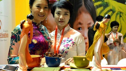 Trabajadores en uno de los expositores de Fitur