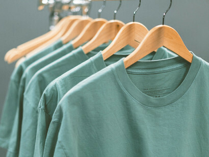 T-shirt appese. Sembra più una tenda che una t-shirt?
