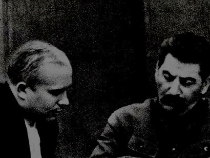 Morgenthau criticó por igual al nazismo y al estalinismo: en la imagen, Stalin con Kruschov en los años treinta
