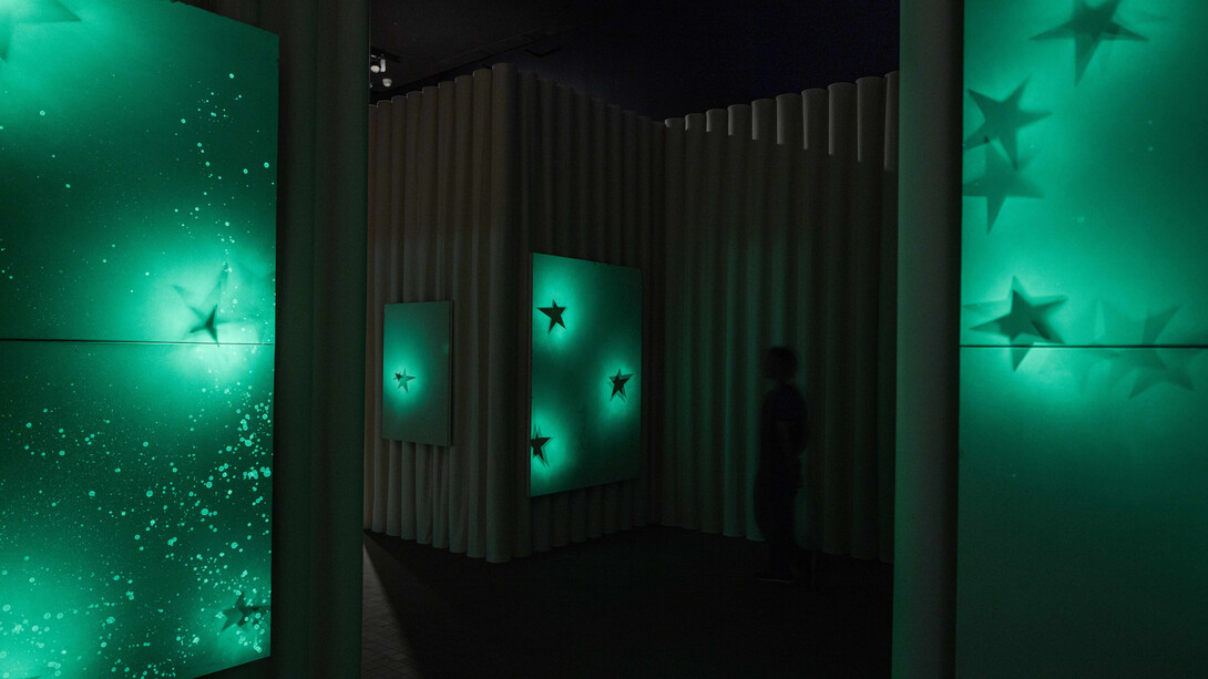 Koo Jeong A, [Seven stars], 2010, ausstellungsansicht Land of ouss [Kangse], Luma Arles, 2025–2026. Mit freundlicher genehmigung des Kunsthauses Bregenz. Foto von Victor & Simon / Grégoire d’Ablon © Koo Jeong A