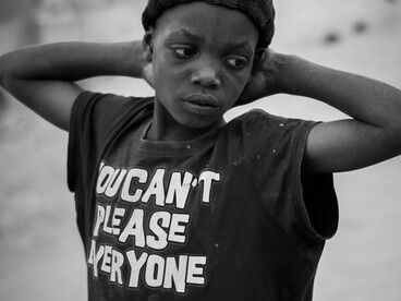 Le tee-shirt incarne une forme de contestation, que ce soit à travers des slogans politiques, sociaux ou environnementaux 