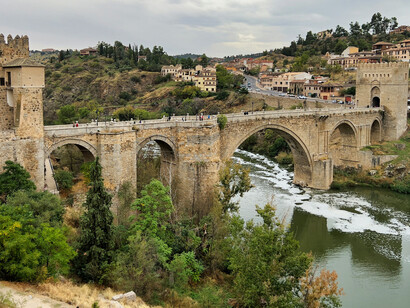 Toledo, España. La refulgencia del alba acariciando tus cornisas como a la Puerta del Sol