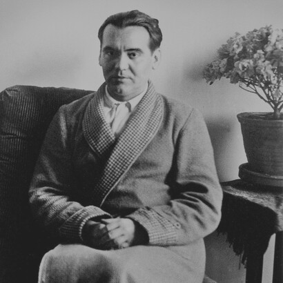 Lorca vivió la música flamenca desde la cuna, oyó los cantes y el zapateo del baile en su casa de Fuente Vaqueros (Granada) donde nació