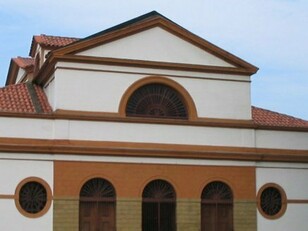 O edifício foi inaugurado em 1820 e se destacou imediatamente pela imponência e pela ruptura com o estilo colonial predominante. Suas linhas retas, colunas e proporções clássicas refletiam a estética europeia, tornando-se referência arquitetônica. Para muitos historiadores, a Casa França-Brasil simboliza o início da transição do Rio de Janeiro de uma cidade colonial para uma capital moderna, alinhada às tendências urbanísticas europeias