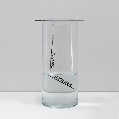 Waltercio Caldas
Decanter, 2019
água, vidro, acrílico, fio de
algodão e madeira
50 x 20ø cm
Edição de 20 + 3PA