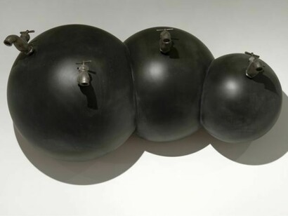 Robert Therrien, No title (Cloud with faucets), 2013 Enamel on steel with mixed media (plastic faucets) 62 x 120 x 56 inches, 157.5 x 304.8 x 142.2 cm. © Robert Therrien. Courtesy Gagosian Gallery and Albright Knox. Photography by Tom Loonan.