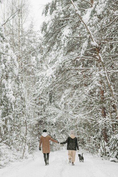 Pareja de enamorados caminando sobre la nieva y conversando juntos