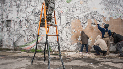 Lo street artist Blu cancella i suoi graffiti dai muri di Bologna