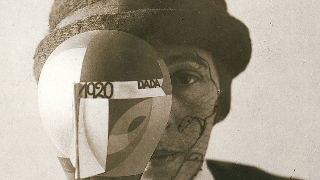 Nic Aluf. Portrait of Sophie Taeuber with Dada head, 1920. Gelatin silver print, 20.9 x 16.6 cm. Galerie Berinson, Berlin © Estate of Nic Aluf
