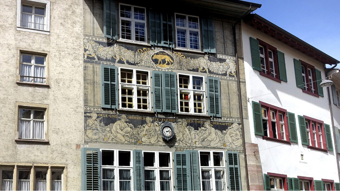 En 1915, Burkhard Mangold decoró la fachada de la casa "zum Wolf" en Spalenberg 22 en Basilea con escenas del comercio colonial utilizando la técnica del esgrafiado. Se dice que la fachada con el lobo como sello inspiró a Hermann Hesse a nombrar su novela de Basilea "El lobo estepario", cuando paseaba a menudo por Gemsberg, Basilea, Suiza