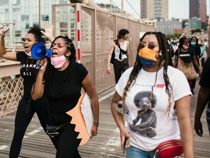 Um dos eixos mais fortes da historiografia social brasileira contemporânea é o aprofundamento das discussões sobre racismo estrutural e relações raciais, tema que atravessa séculos, mas ganha densidade crítica no Tempo Presente