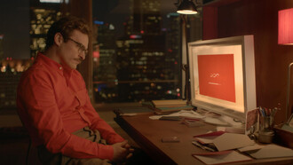 En Her, la inteligencia artificial es una metáfora del conocimiento ilimitado y el acceso a la información, pero también un recordatorio de la fragilidad de las relaciones humanas en un mundo donde lo artificial puede parecer más comprensivo que lo real