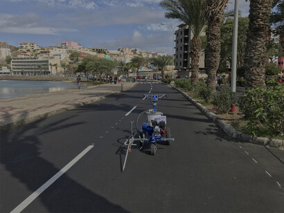 Bicicleta na Rua Marginal, na Ilha de São Vicente, Cabo Verde