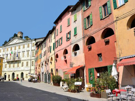 Nel centro storico di Brisighella domina l’Antica Via del Borgo