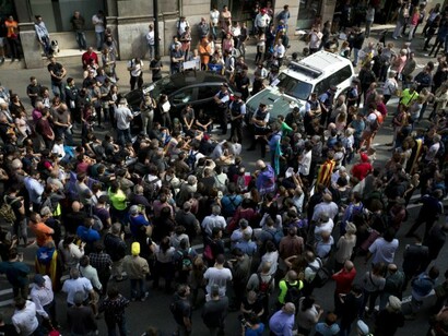 Los manifestantes impidieron durante horas la salida de la comitiva judicial