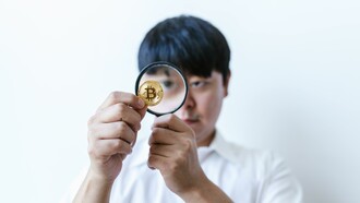 Homem mostra o Bitcoin