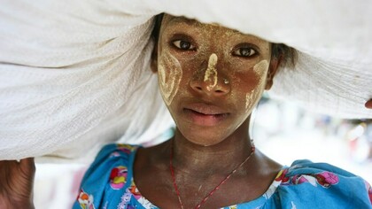 Fotografía de la fotógrafa y artista Clarisse D'Arcimoles de una mujer birmana