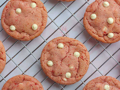 Galletas de chocolate blanco y fresas listas para probar