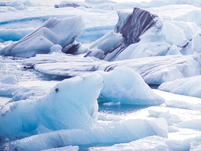  "L'anomalia della terra promessa" è un romanzo di fantapolitica incentrato sul personaggio di Abraham Kenen, un agente della CIA coinvolto in operazioni segrete che riflettono le tensioni storiche tra Israele e i Paesi arabi, con particolare attenzione al ruolo delle lobby sioniste e alla questione palestinese

