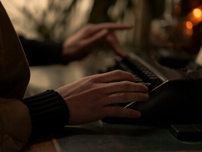 La poesía es el eco del alma que resuena en el corazón del lector, despertando sus sueños más íntimos