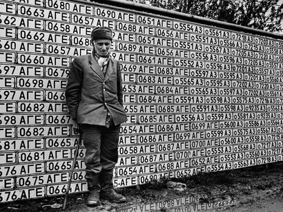 Il muro è stato costruito con targhe automobilistiche azere: un terribile ricordo della guerra che ha coinvolto questi due popoli e che sembra non finire, infatti lo scorso aprile i combattimenti tra i due paesi
sono ripresi.