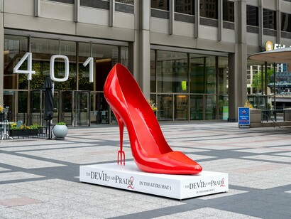 Monumento temporário criado para divulgar a sequência de "O Diabo Veste Prada". A campanha transformou elementos visuais associados à marca do filme em atrações compartilhadas nas redes sociais