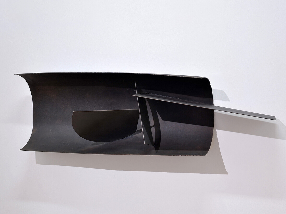 Robert Adams, Forms in a Curve opus 132 1962, bronzed steel, 18 x 59 in/45.5 x 150 cm