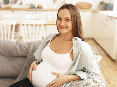 Tu cuerpo se está preparando para el parto. Puedes experimentar una fase donde tendrás ráfagas de energía que te ayudarán a preparar tu hogar para la llegada del retoño. Es posible que sientas alivio, ya que el bebé se ha movido hacia una posición más baja