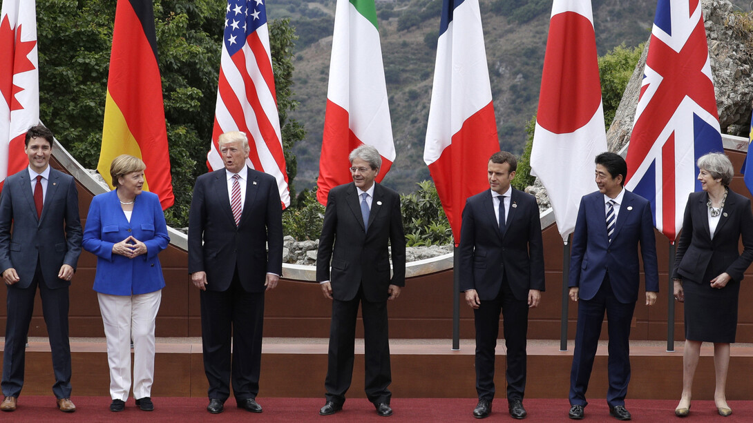 Merkel, Trump, el 'premier' italiano Paolo Gentiloni, Macron y Shinzō Abe, primer ministro de Japón, en la cumbre del G-7 celebrada en Taormina en mayo de 2017