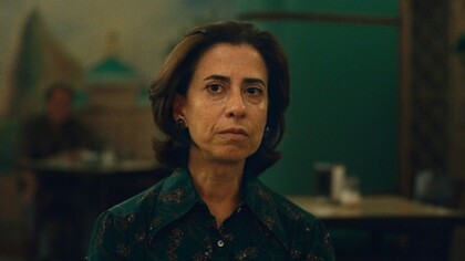 "Io sono ancora qui" (Ainda estou aqui) è un film diretto da Walter Salles, tratto dal libro di memorie del 2015 "Sono ancora qui" di Marcelo Rubens Paiva, sulla scomparsa di suo padre Rubens Paiva, desaparecido durante la dittatura militare brasiliana. Fernanda Torres interpreta Eunice Facciolla, qui in una foto tratta dal trailer del film