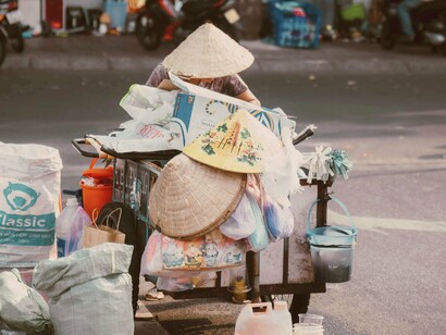 Comerciante de rua na cidade de Ho Chi Minh, no Vietnã. Iniciou-se uma aproximação das duas partes da Alemanha com a URSS. Os desdobramentos dessa aproximação provocariam diversas mutações nos comunismos praticados na Europa Oriental. Logo em seguida, nos anos de 1973 a 1975, essas novas paisagens internacionais vão inaugurar uma nova fase da Guerra Fria