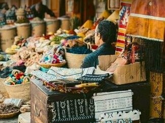 Feira de rua em Marraquexe. A cada passo, é impossível não se deixar envolver por tudo o que Marraquexe tem a oferecer, desde os sons até os sabores, passando pela arquitetura exuberante que parece contar uma história milenar