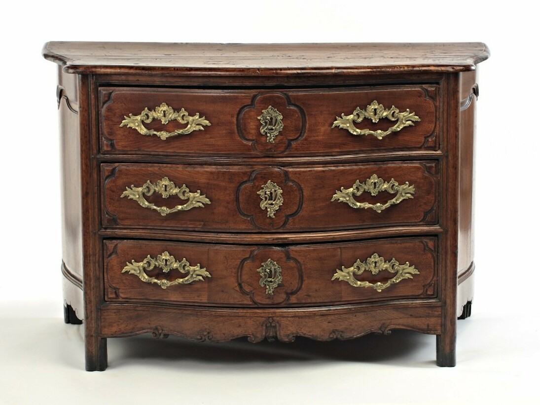 Chest of drawers, 1750-1760. Gift of Mrs. Southam, M14500 © McCord Museum
