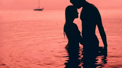 Pareja de enamorados bañándose en el mar