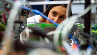 Engenheira de sistemas verifica o hardware de um computador