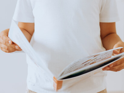 Mãos pequeninas seguram o livro favorito de historinhas infantis