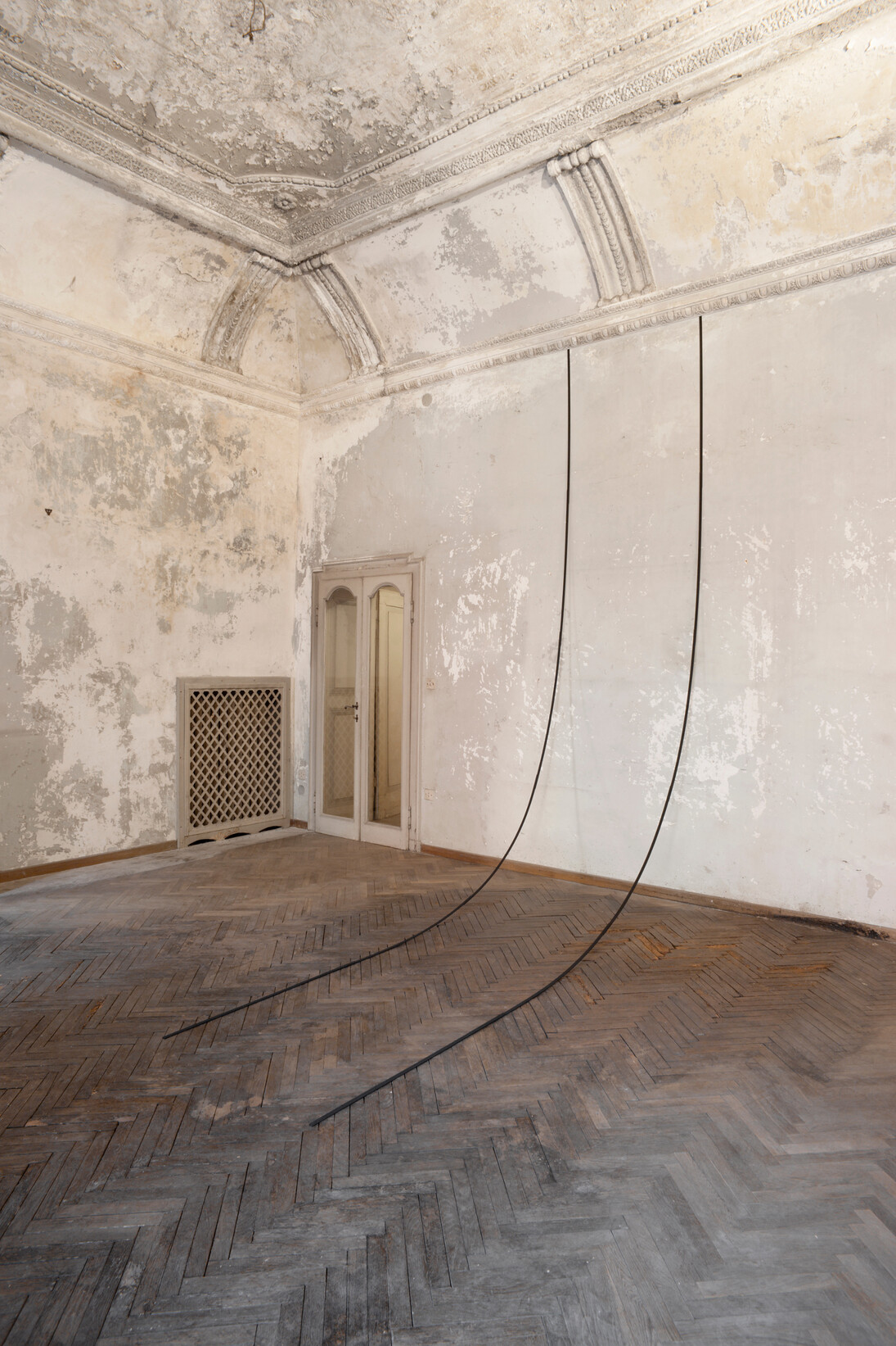 Stephanie Stein, Schadensfall, 2014, down tree wood, gouache